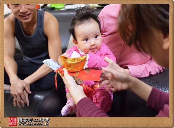 剃胎毛、滿月剃頭、嬰兒剃頭、嬰兒理髮、嬰兒剃髮、嬰兒剃胎毛、嬰兒滿月剃頭、寶寶剃頭、剃胎毛儀式、剃胎毛吉祥話、滿月剃頭儀式、滿月剃頭吉祥話、寶寶剃胎毛、寶寶滿月剃頭理髮、 台中大肚區剃胎毛、台中大肚區滿月剃頭、 台中大肚區嬰兒剃頭剃胎毛、台中大肚區嬰兒理髮、台中大肚區嬰兒剃髮、施寶寶(台中大肚區到府嬰兒寶寶滿月剃頭理髮、免費到府嬰兒剃胎毛儀式吉祥話)。到府剃頭剃胎毛主持、專業拍照、DVD光碟、證書。★購買「臍帶章、肚臍章、胎毛筆刷印章」贈送：剃頭、收涎、抓周，三選一。2015.12.24 照片11